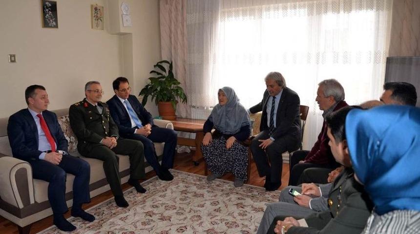 Vali Büyükakın’dan Şehit Ailesine Ziyaret