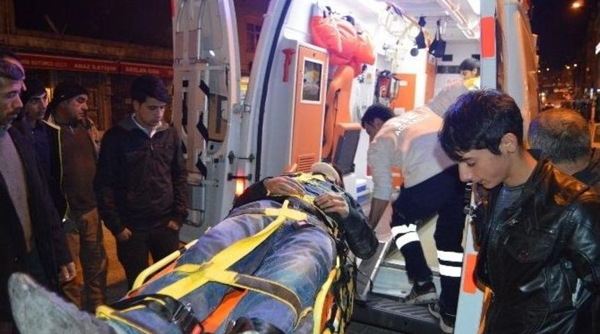 Besni&rsquo;de Motosiklet İle Kamyonet &Ccedil;arpıştı: 1 Yaralı