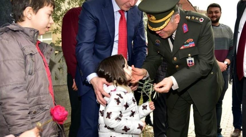Minik Seçil’den Vali Ve Komutana Zeytin Dalı