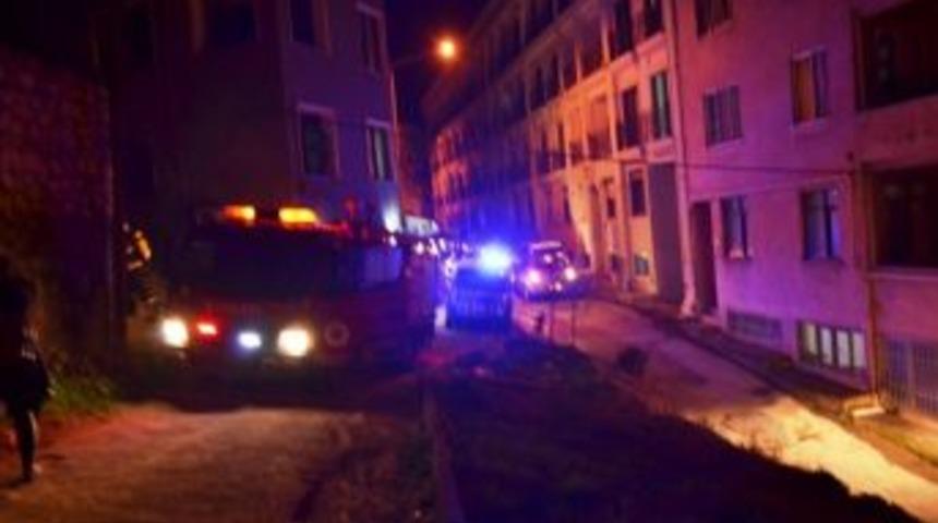 Biga&rsquo;da Metruk Ev Yandı