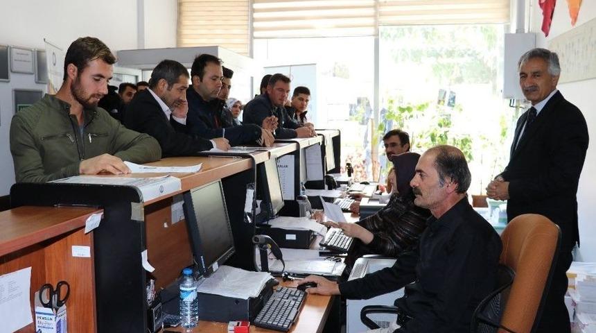 Van&rsquo;da A&ouml;f Kayıtları Uzun Kuyruklar Oluşturdu