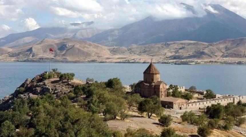 Van&rsquo;In Akdamar Adası'nı 9 Ayda 109 Bin Turist Ziyaret Etti