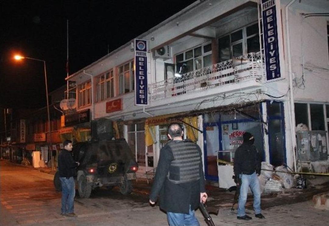 Belediye Ve Ak Parti İl&ccedil;e Teşkilatına Molotoflu Saldırı