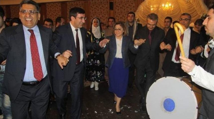 Bakan Yılmaz, Kürtçe Şarkılar Eşliğinde Halay Çekti