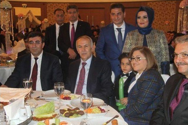 Bakan Yılmaz, Kürtçe Şarkılar Eşliğinde Halay Çekti