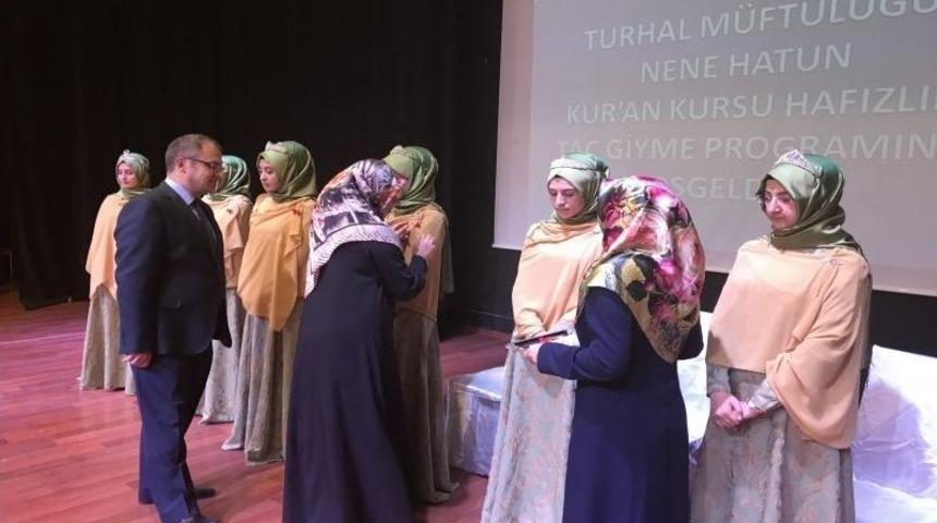 Hafızlık Eğitimini Tamamlayan Kız &Ouml;ğrenciler Ta&ccedil; Giydi