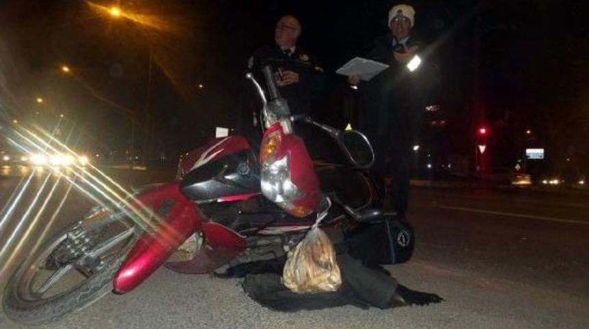 Motosiklete &Ccedil;arpan Otomobil S&uuml;r&uuml;c&uuml;s&uuml; Ka&ccedil;tı