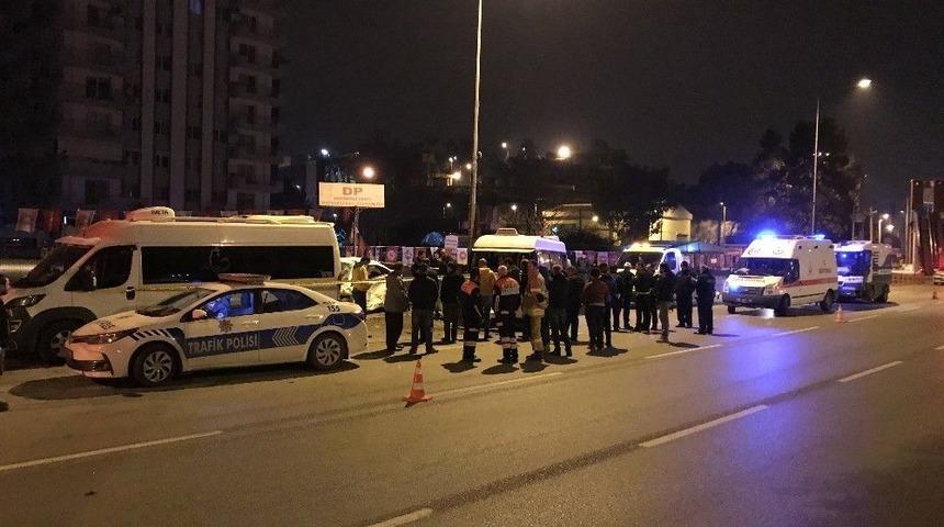 Kontrolden Çıkan Otomobil Minibüslere Çarptı: 2 Ölü
