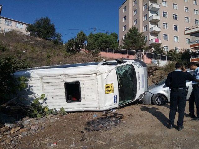 Freni Boşalan Okul Servisi Boş Araziye Devrildi: 5 Yaralı