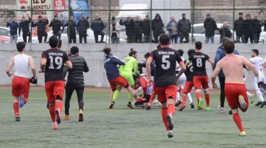 Amat&ouml;r Ma&ccedil;ta Futbolcuların Tekme Tokat Kavgası Kamerada