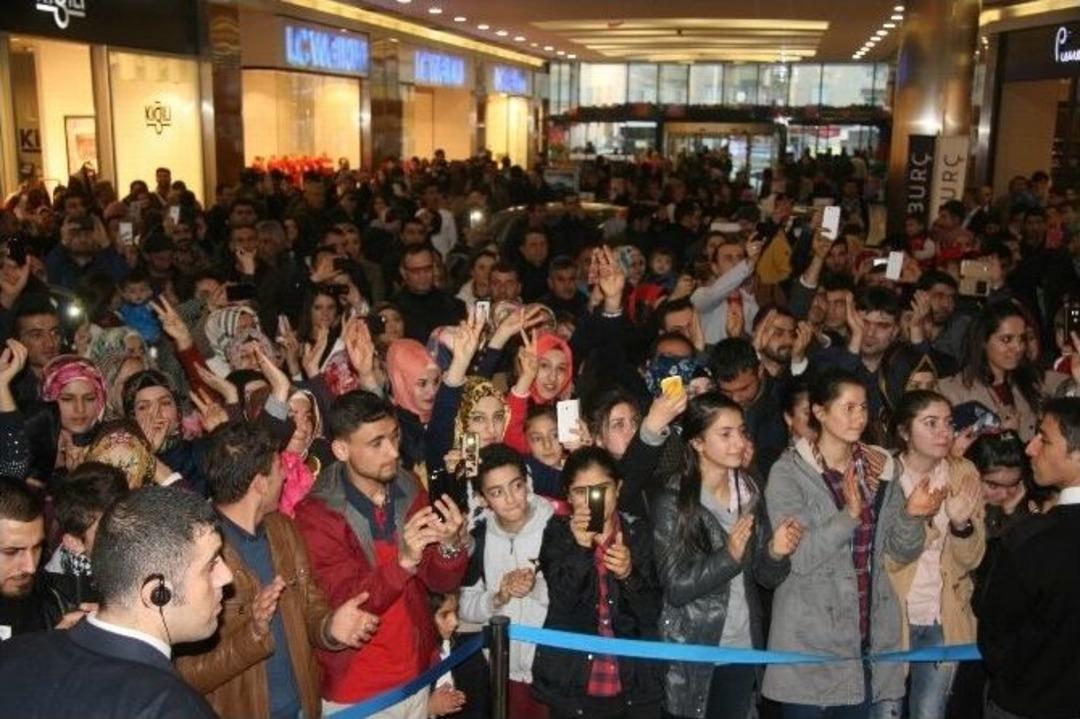 Hozan Dino Ninova Park&rsquo;ta Diyarbakır&rsquo;ı Salladı