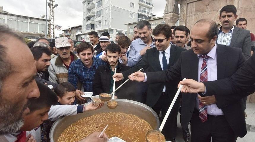 Ahlat&rsquo;ta Bin Kişilik Aşure Dağıtıldı