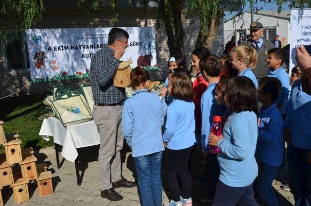 Hayvanları Koruma Gününde Öğrencilere Kuş Yuvası Ve Basılı Meteryallar Dağıtıldı