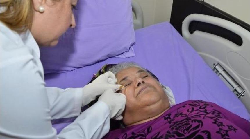 G&ouml;zlerindeki İstemsiz Kapanmadan Botoks Y&ouml;ntemiyle Kurtuldu