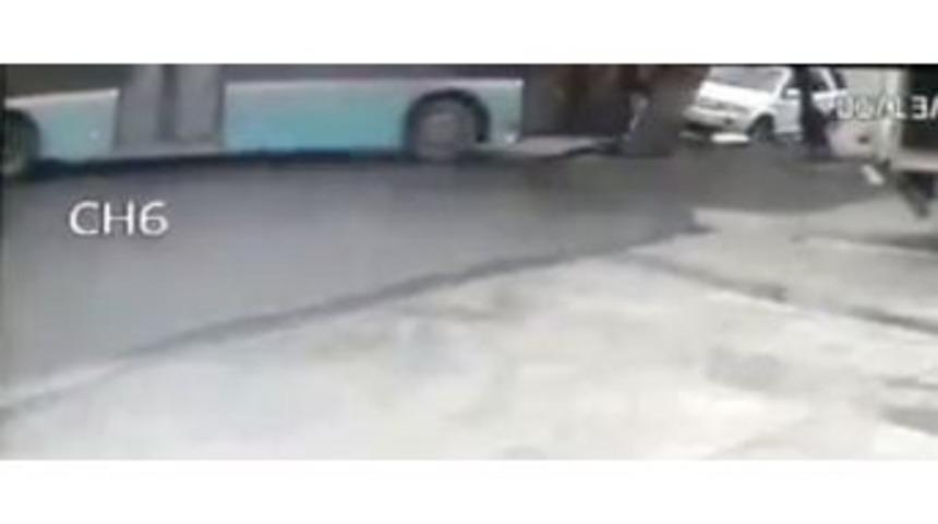 (&ouml;zel) Kontrolden &Ccedil;ıkan &Ouml;zel Halk Otob&uuml;s&uuml; Otomobili B&ouml;yle S&uuml;r&uuml;kledi