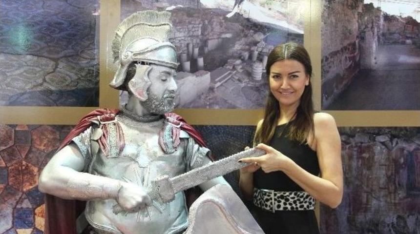 Soğuk Heykellerden Sıcak Tanıtım