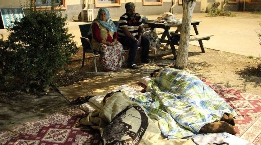 Kirayı &Ouml;deyemeyen Aile Sokağa Atıldı