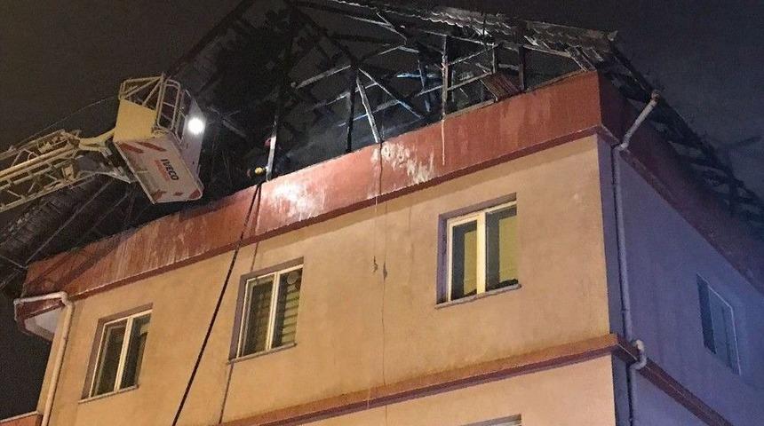 &Ccedil;ıkan Yangında &Ccedil;atı Kullanılmaz Hale Geldi