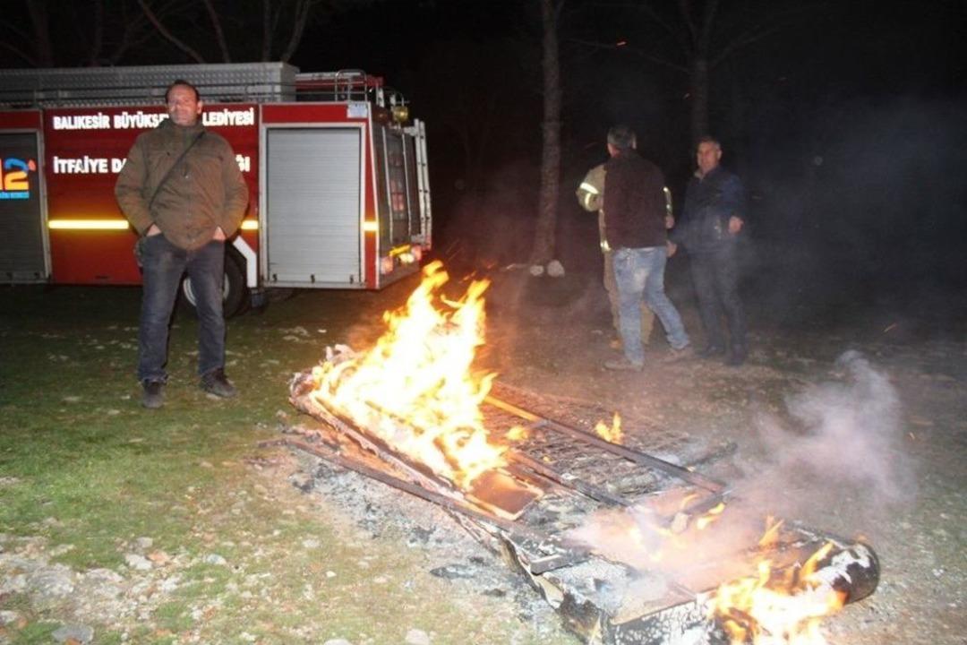 Orman Yangını İ&ccedil;in Gittiler, Yanan Karyolayı S&ouml;nd&uuml;rd&uuml;ler