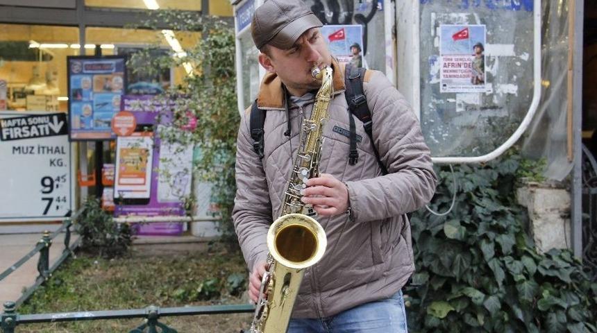 Saksafonuyla 80&rsquo;lere G&ouml;t&uuml;rd&uuml;