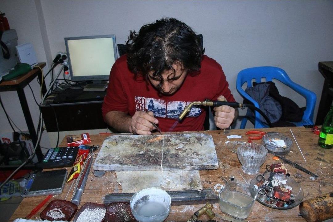 Arnavut Zincirinden Yapılan Tespihlerin G&uuml;m&uuml;şl&uuml;kleri Kızıltepe&rsquo;den Karşılanıyor