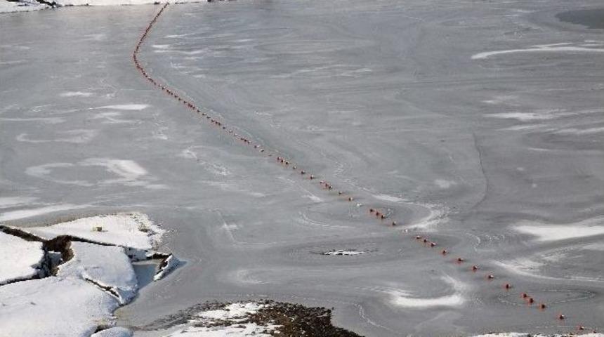 &Ccedil;elikhan&rsquo;da &Ccedil;at Barajı Dondu