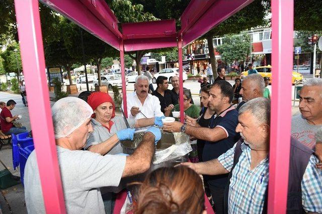 Seyhan Belediyesi, 60 Bin Kişiye Aşure Dağıttı