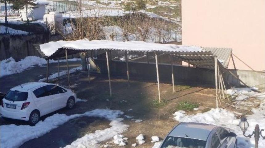 Bilecik&rsquo;te Kar K&uuml;tlesine Dayanmayan Otopark &Ccedil;atıları &Ccedil;&ouml;kt&uuml;