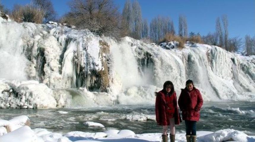 Muradiye Şelalesi Tamamen Dondu