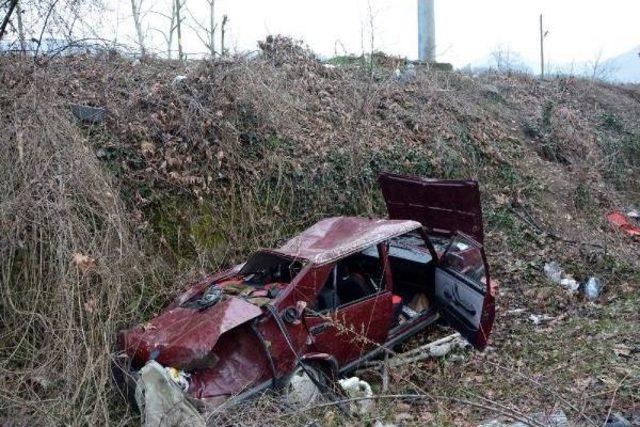 Karabük'te Otomobil Tarlaya Uçtu: 4 Yaralı