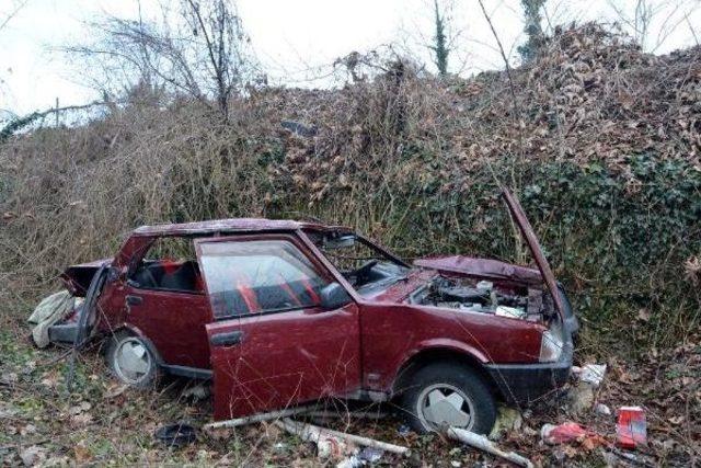 Karabük'te Otomobil Tarlaya Uçtu: 4 Yaralı