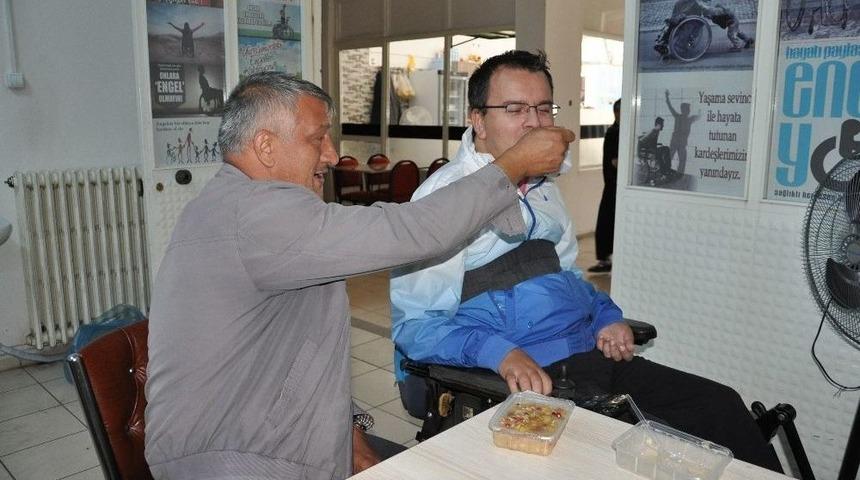 Dikensiz G&uuml;lleri Koruma Ve Yaşatma Derneği Aşure Dağıttı