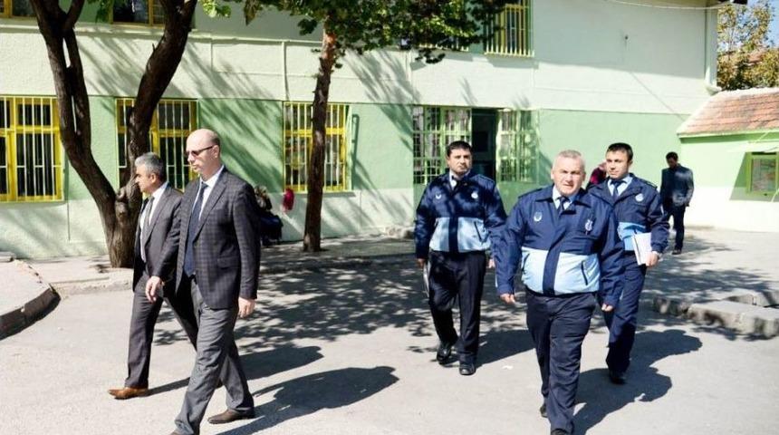 Altındağ Belediyesi, Okul &Ouml;nlerindeki Seyyar Satıcılara Ge&ccedil;it Vermiyor