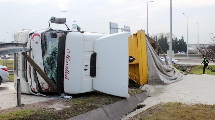 Virajı Alamayan Kum Y&uuml;kl&uuml; Tır Devrildi: 1 Yaralı