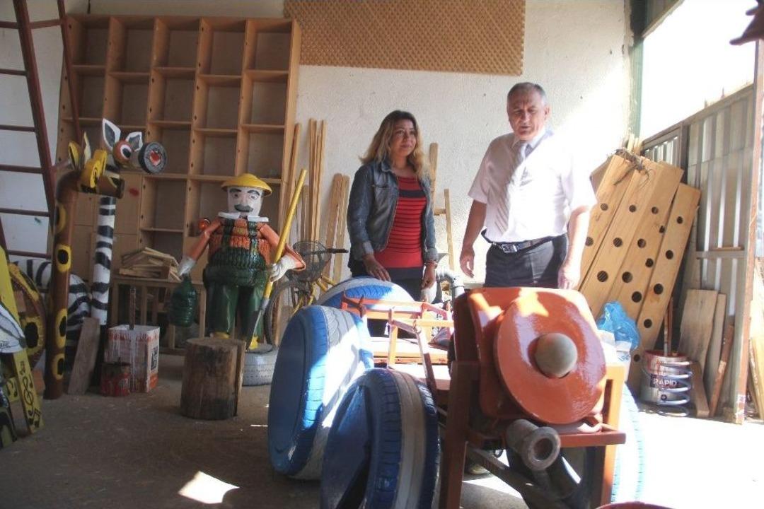 (&ouml;zel Haber) Atık Malzemeleri Sanat &Uuml;r&uuml;nleri Haline Getirdi