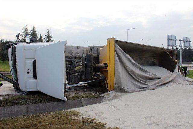 Virajı Alamayan Kum Yüklü Tır Devrildi: 1 Yaralı