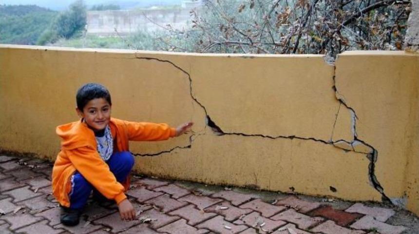 Kumluca'da Evler Heyelan Nedeniyle Boşaltıldı