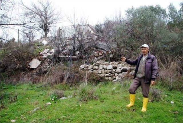 Kumluca'da Evler Heyelan Nedeniyle Boşaltıldı