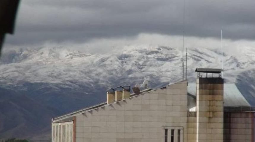 Y&uuml;ksekova'nın Y&uuml;kseklerine Kar Yağdı