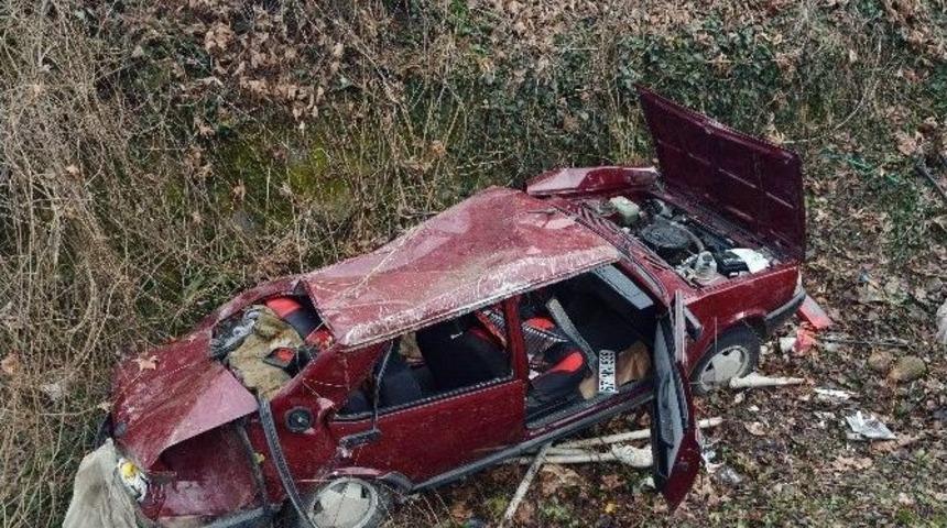 Otomobil Tarlaya U&ccedil;tu: 4 Yaralı