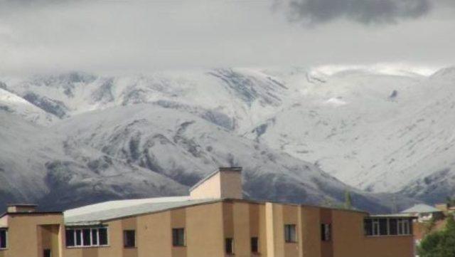 Yüksekova'nın Yükseklerine Kar Yağdı