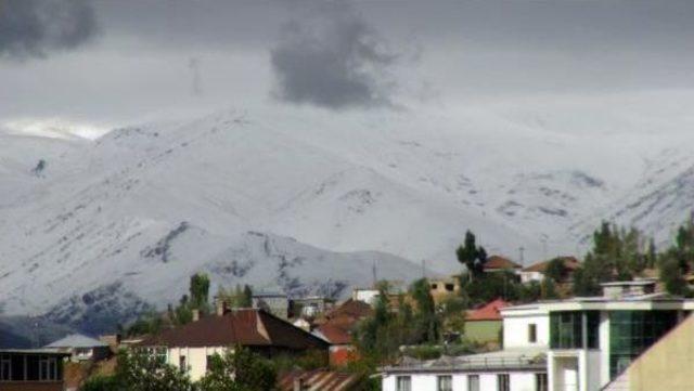 Yüksekova'nın Yükseklerine Kar Yağdı