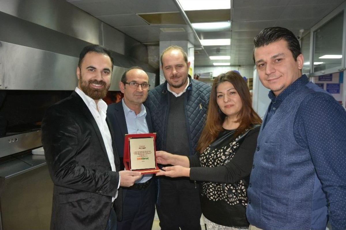 T&uuml;rk Mutfağına Tavuk Kanadını Kazandıran Firmaya Plaket