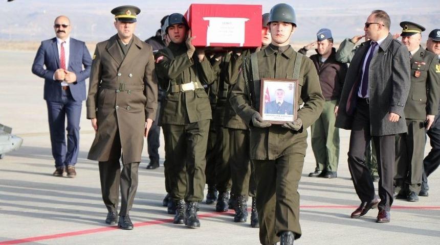 Şehit Eşini Askeri Kıyafetle Karşıladı