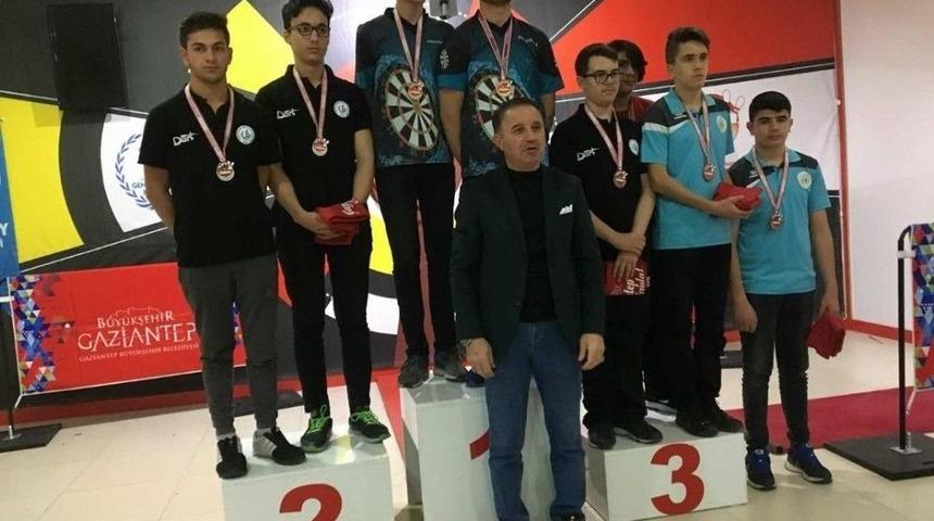 Boz&uuml;y&uuml;k Belediyesi İdmanyurdu Spor Kul&uuml;b&uuml; Dart Sporcuları Bronz Madalya Kazandı