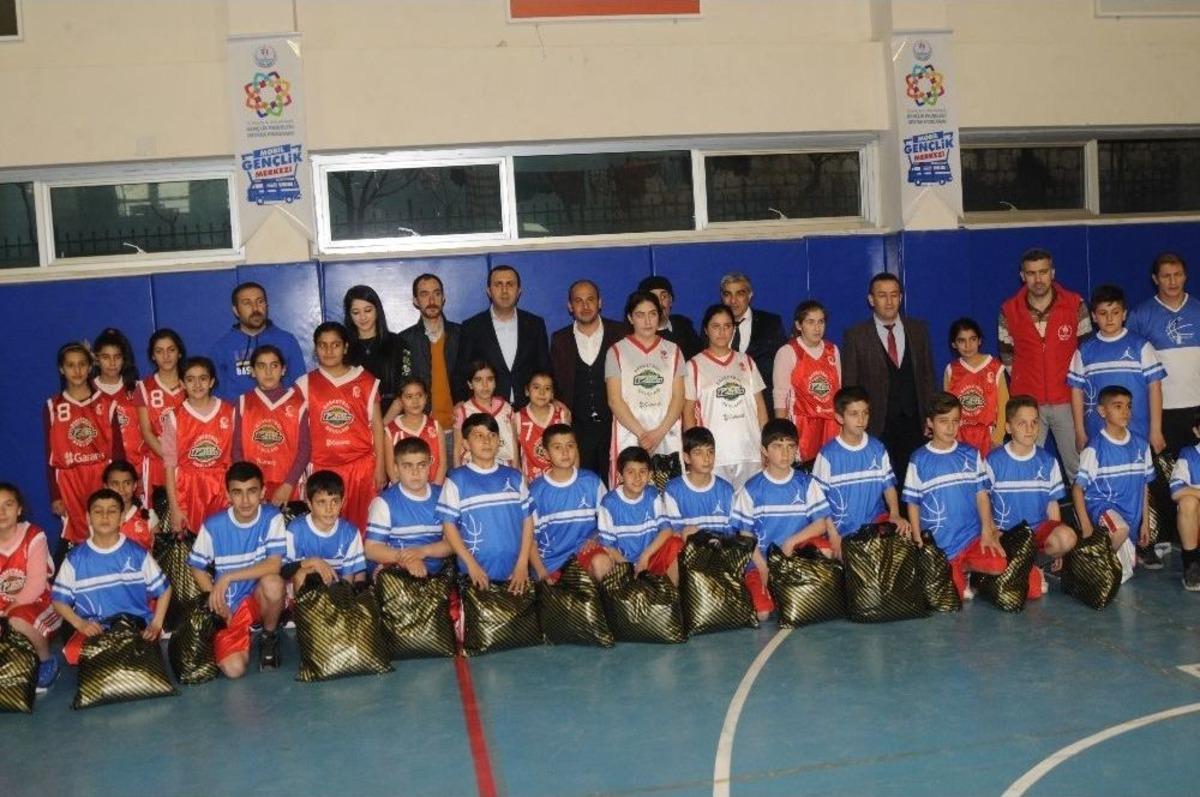 Şırnak&rsquo;taki &Ccedil;ocukların Y&uuml;z&uuml; Spor İle G&uuml;l&uuml;yor