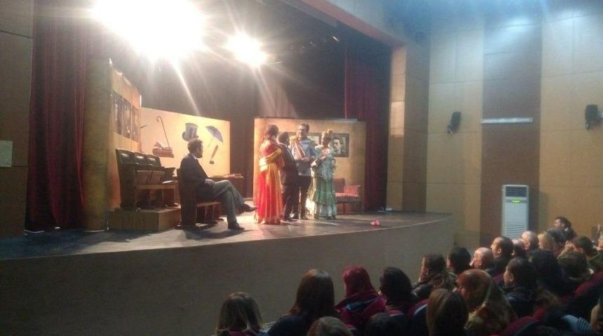 Cide&rsquo;de Tiyatroya Yoğun İlgi