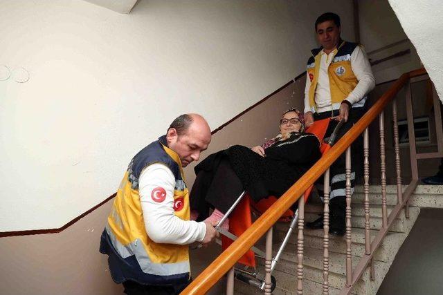 Ambulans Ekibi Taşıdıkları Hastalarla Aile Gibi Oldu