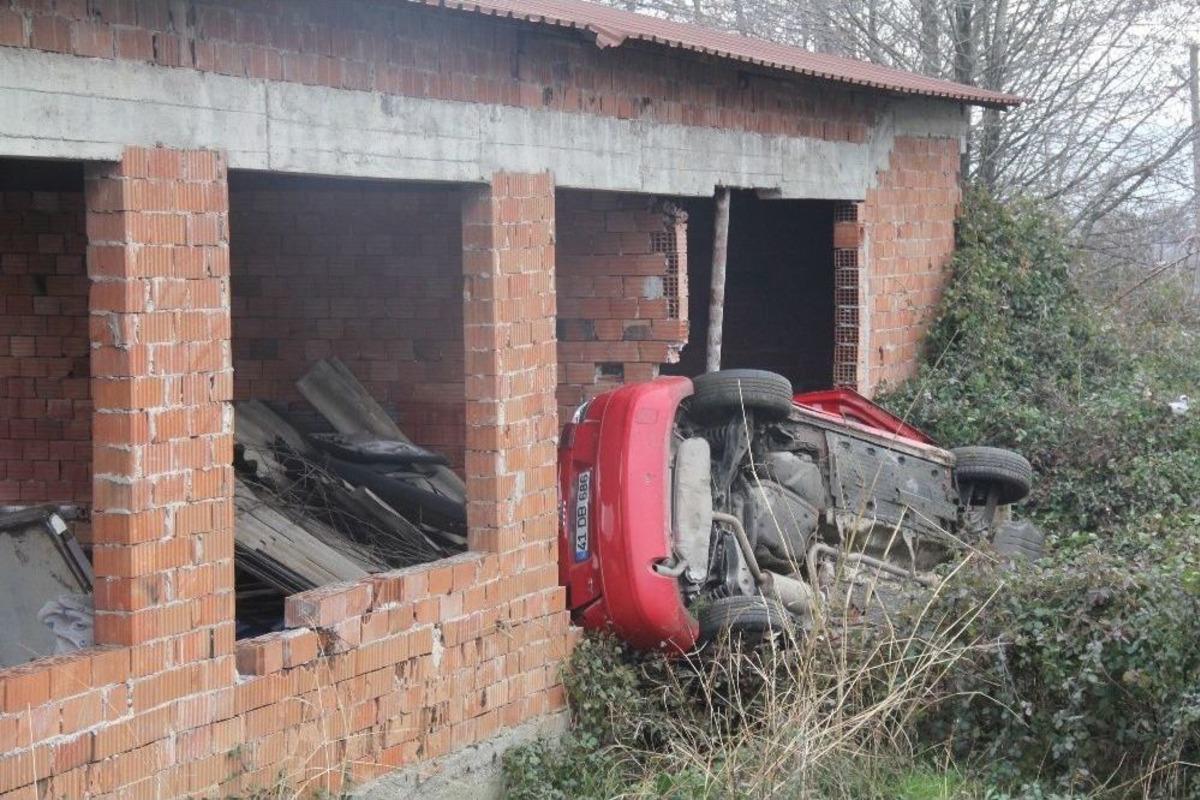 Yoldan &Ccedil;ıkarak İnşaata Giren Otomobilin S&uuml;r&uuml;c&uuml;s&uuml; Kurtarılamadı