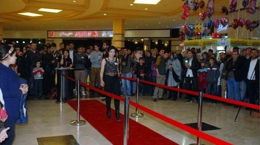 Yeni Y&uuml;zler J&uuml;rinin Karşısına &Ccedil;ıktı